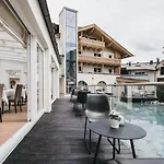 Vaya Post Hotel 4*